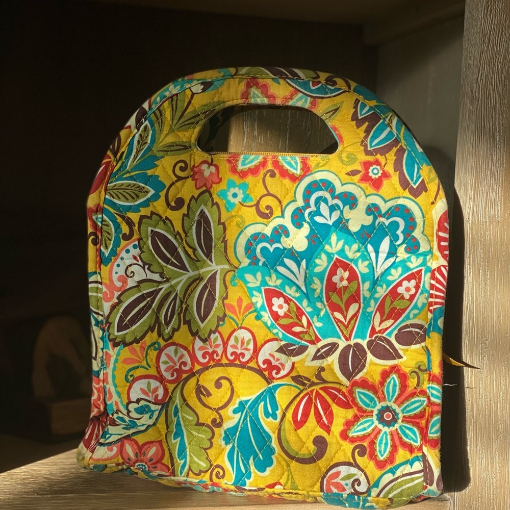 Beautiful Vera Bradley Lunch box. Two front pockets , zip top . Bright colors!